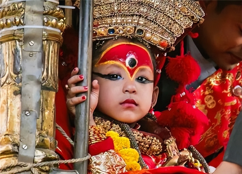 尼泊尔活女神4岁受万人朝拜,尼泊尔最尊贵的活女神