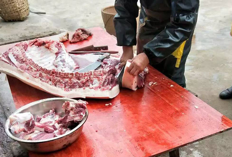 在农村过年，花2300元买年货，看看都有啥？肉、菜、水果样样不少