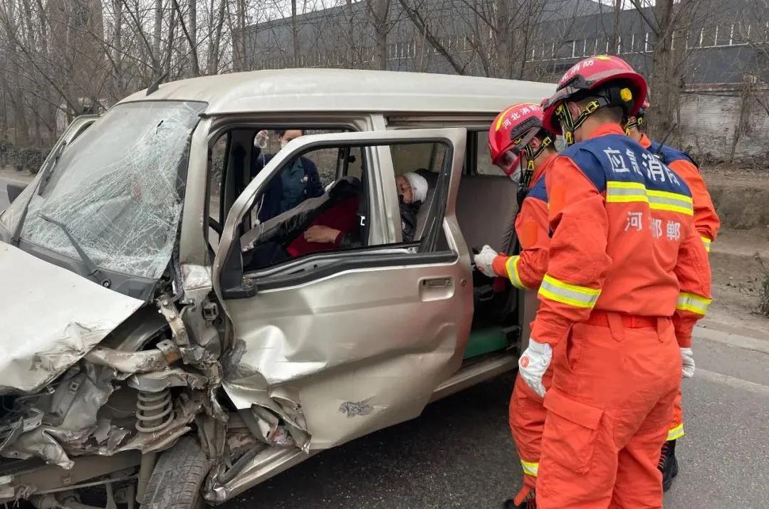 1月9日·邯郸要闻快报：公交51路优化延伸，15路恢复原线路运营；发车祸一人被困邯郸消防紧急救援