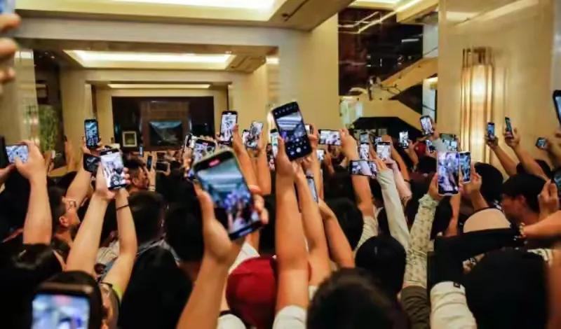 中国小伙合影梅西,中国少年拥抱梅西