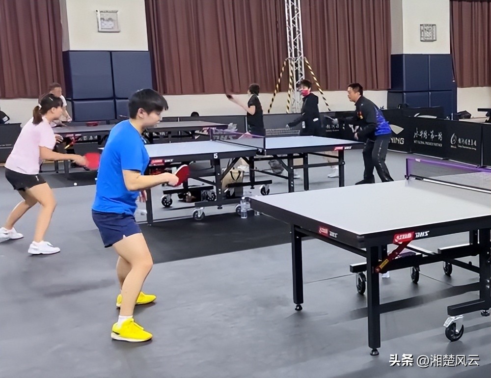 邱贻可看孙颖莎和王曼昱的对决,马琳评价王曼昱世乒赛的表现