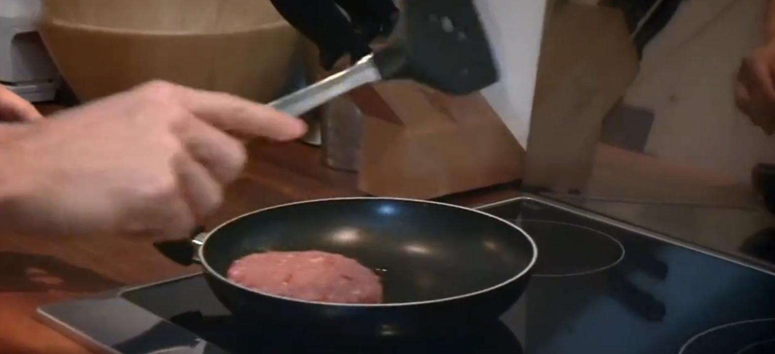 人类同类相食是怎么回事,人类基因有防止人吃人的吗