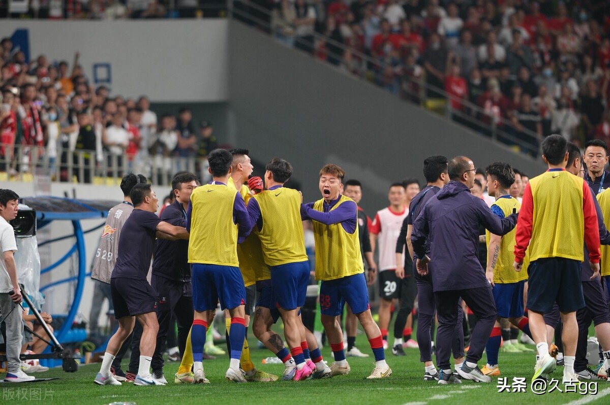 嘴硬？输球+8黄1红吴金贵心不甘，马镇一拳或“打蒙”扬科维奇