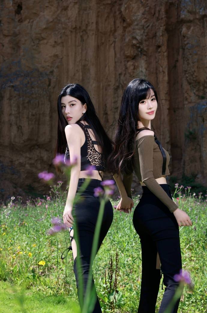 BY2组合分享立秋写真双生姐妹身材玲珑酷飒十足