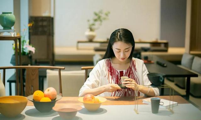 遇到小人一定要远离挑拨离间,遇到对你好的人千万别去伤害