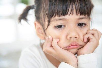 孩子爱发脾气，甚至动手打人，大多是父母没有教会他如何表达情绪