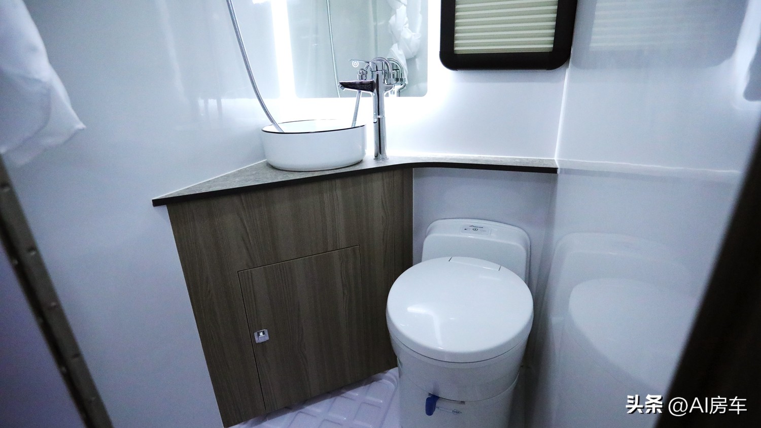 大型房车国产睡十人,目前国内最好的轻卡房车