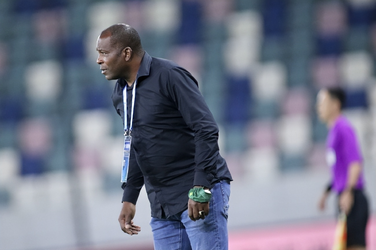 能笑岔气!国安主帅“烧香拜佛”,球迷评论十分经典,高手在民间