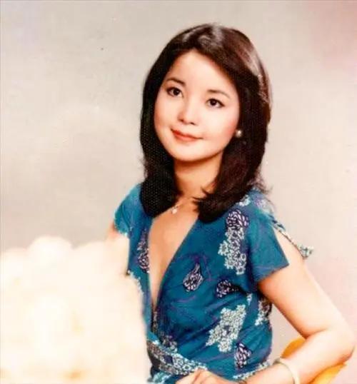 邓丽君和林青霞视频,邓丽君和林青霞海边照