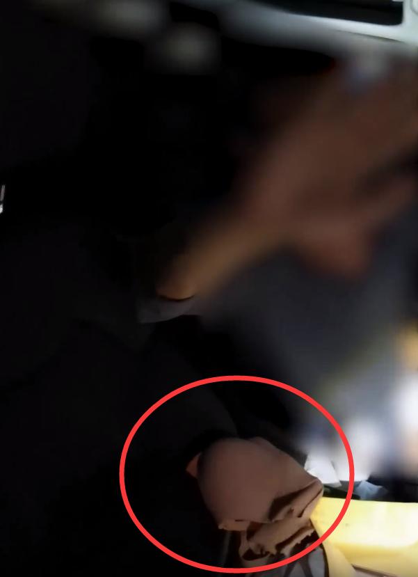 真会玩！广东一高校干部在“荒山车内”偷情，被抓时“光腚”逃跑