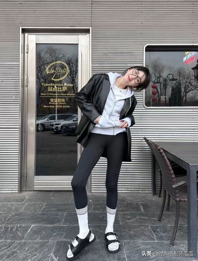 瑜伽裤的袜子穿搭,瑜伽裤怎么穿显腿好看