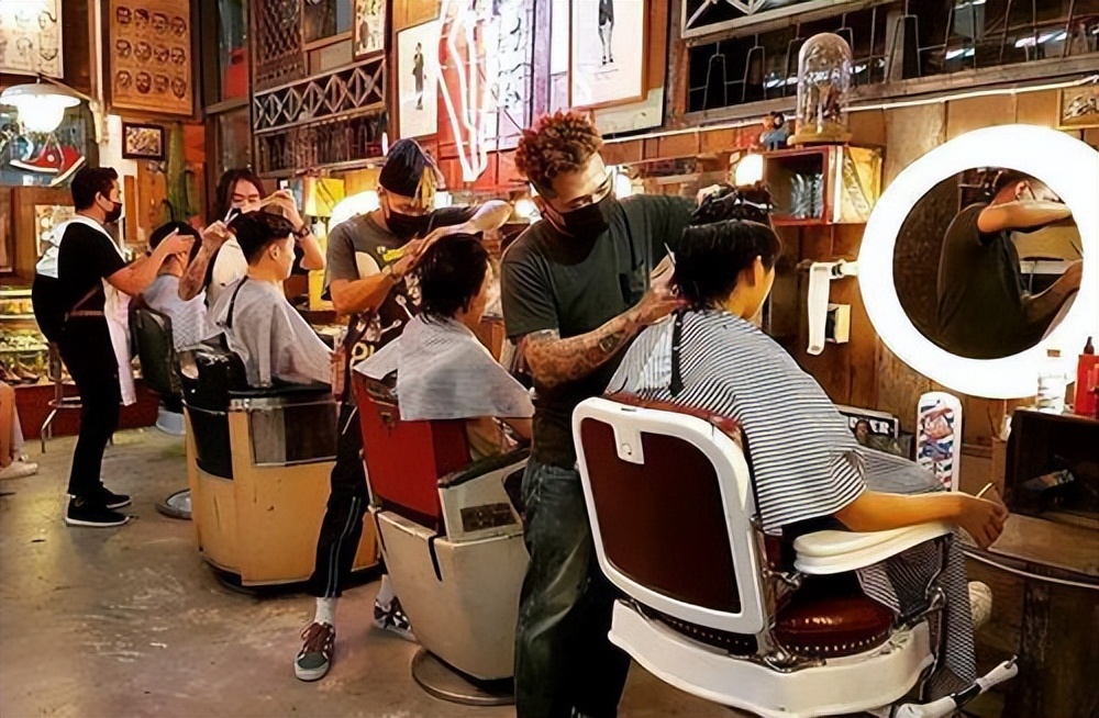 为什么理发店的洗发水洗头顺滑,为啥理发店的洗发水洗完飘柔