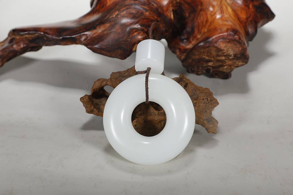 苏然玉雕的作品值得收藏么,王平和苏然哪个玉雕大师名气更大