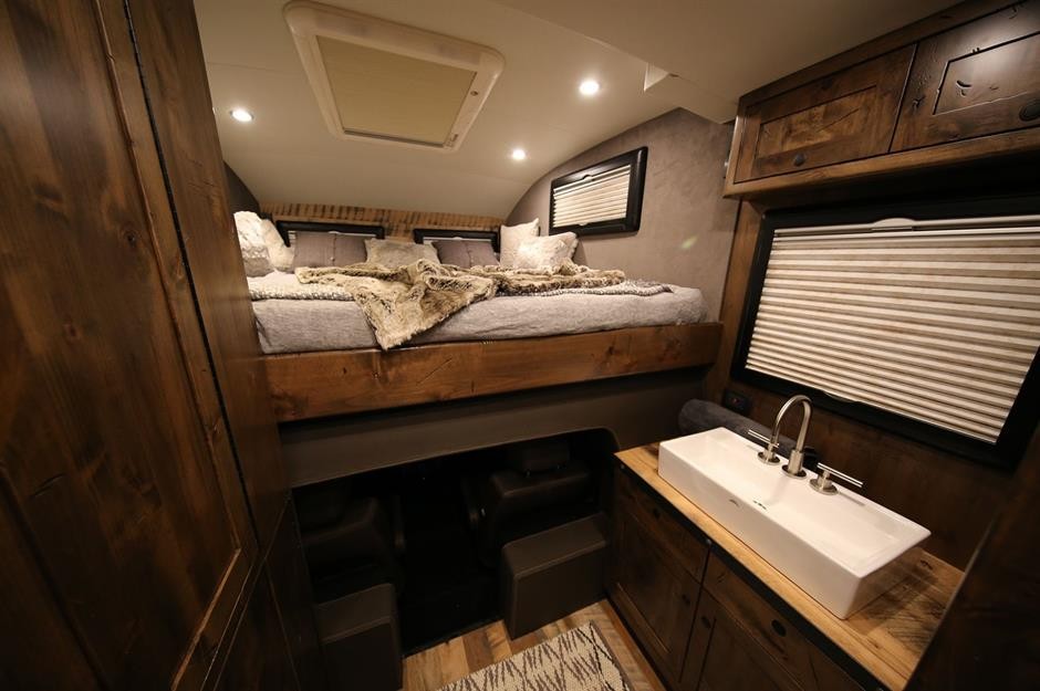 双层超豪华顶级房车旅行生活,最豪华房车和最简陋房车