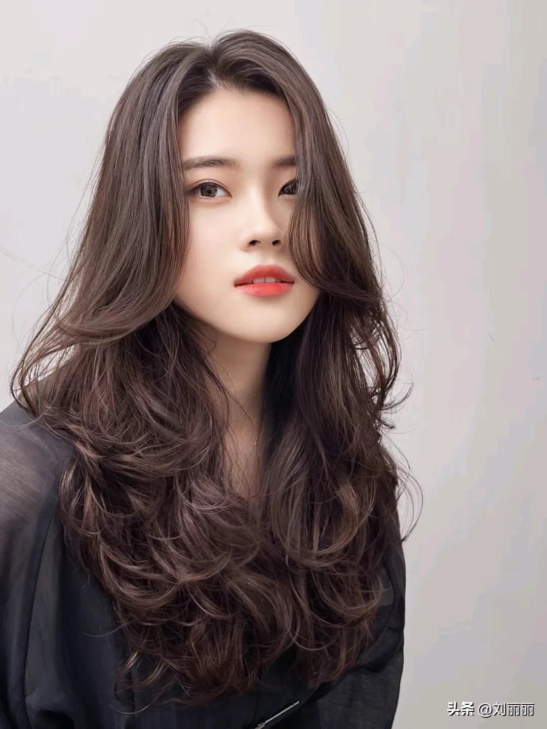 减龄高马尾头顶蓬松时尚发型扎法,40岁减龄发型短发时尚