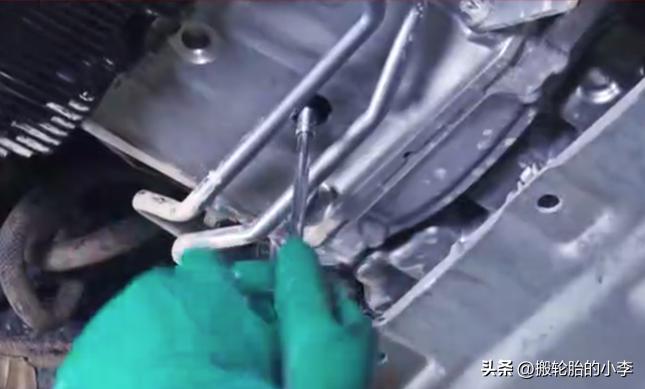 奔驰7速变速箱换油要换油底壳吗,2015款奔驰更换变速箱油教程