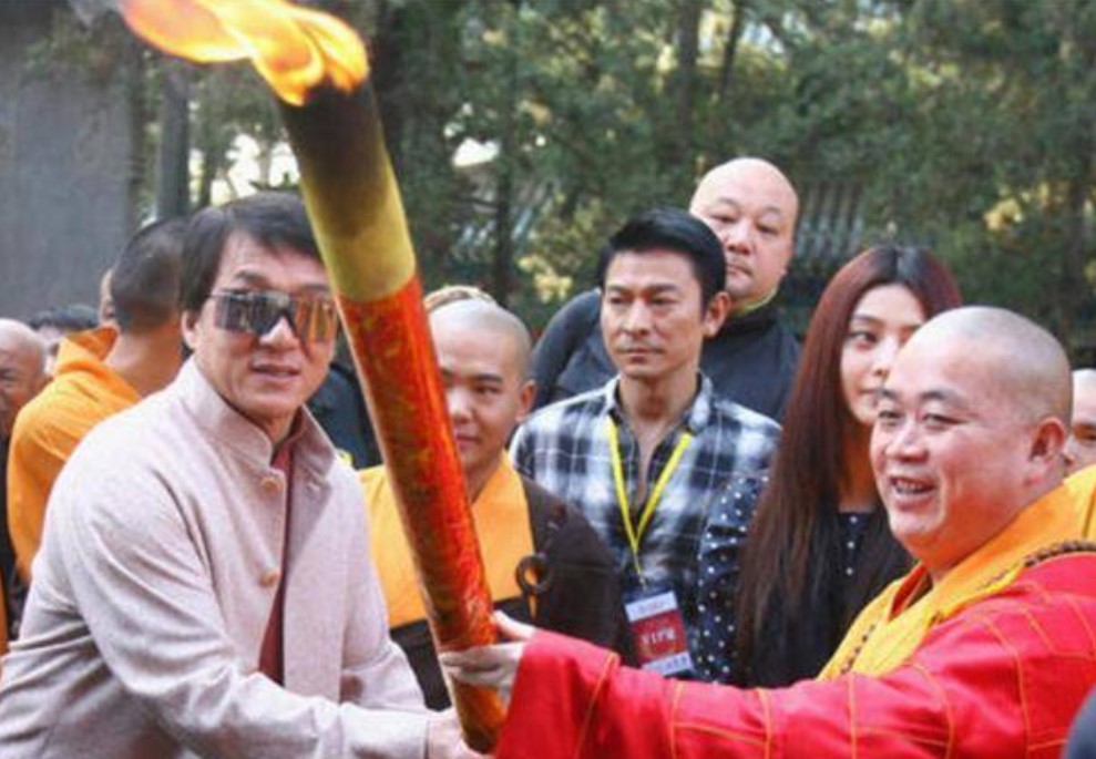 少林寺释永信一年收入多少钱,现在释永信方丈为什么不披袈裟