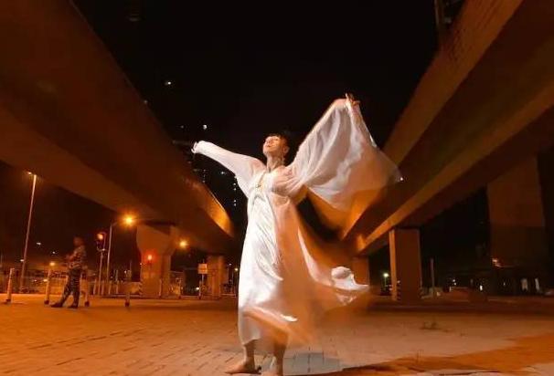 “人妖”李二毛：为爱情变性，被跟拍17年，离世多日才被发现