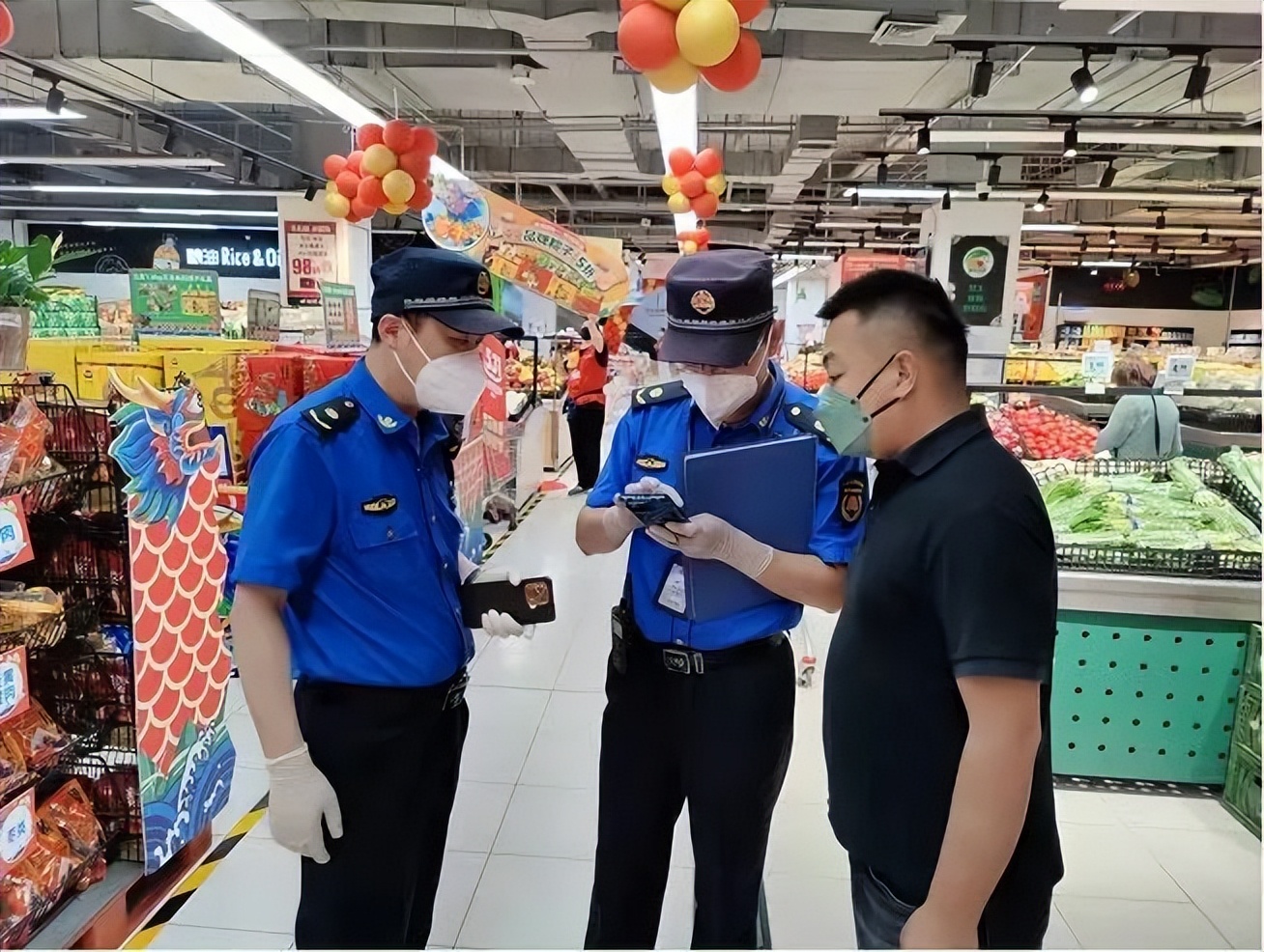 “城管蓝”!父子齐上阵,共同迎接今日的“大考”