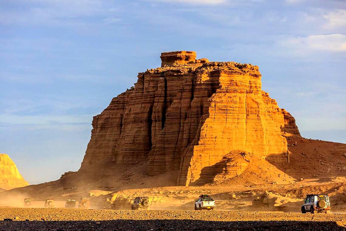 逛完这六个魔鬼城，你也就走遍了大半个*疆新**