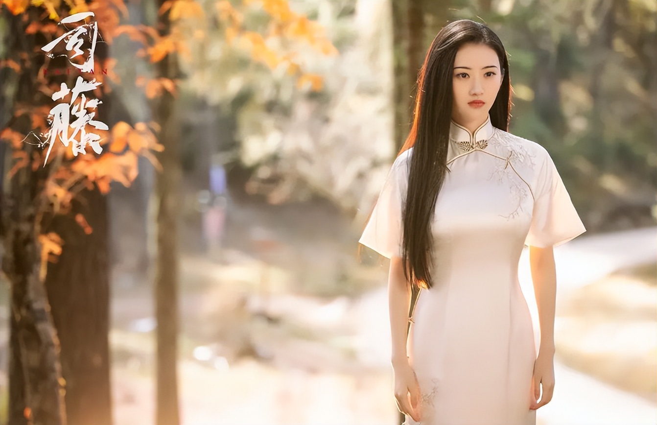 刘嘉玲关晓彤同框,穿旗袍大秀窈窕好身材