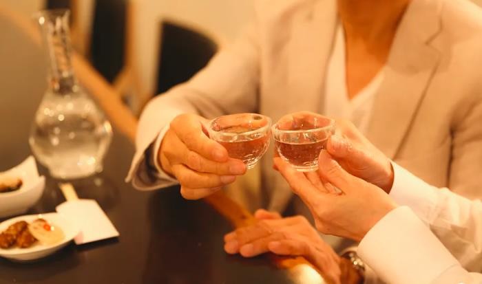 前一天喝了白酒第二天喝什么,白酒晚上喝多了第2天吃什么