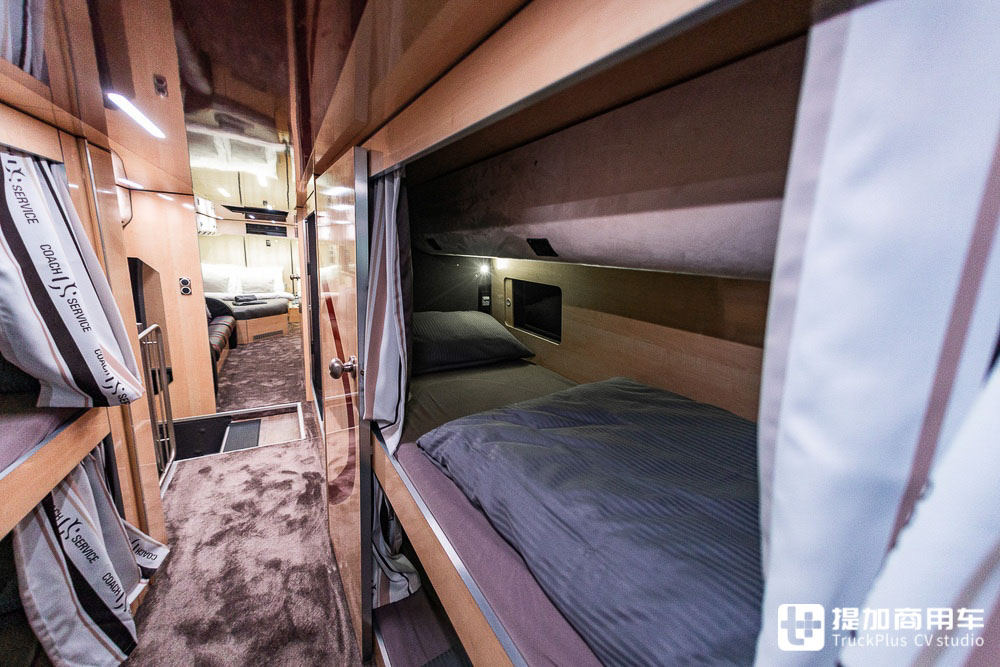 双层巴士房车改装图,可升顶的双层巴士房车