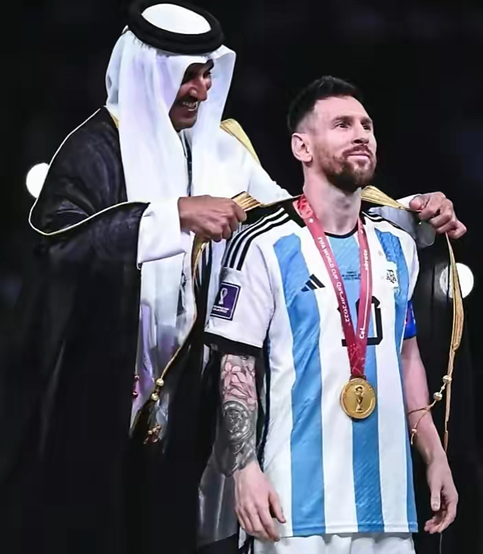 梅西穿的黑纱是不是送劳塔罗了,梅西捧杯黑袍去哪了