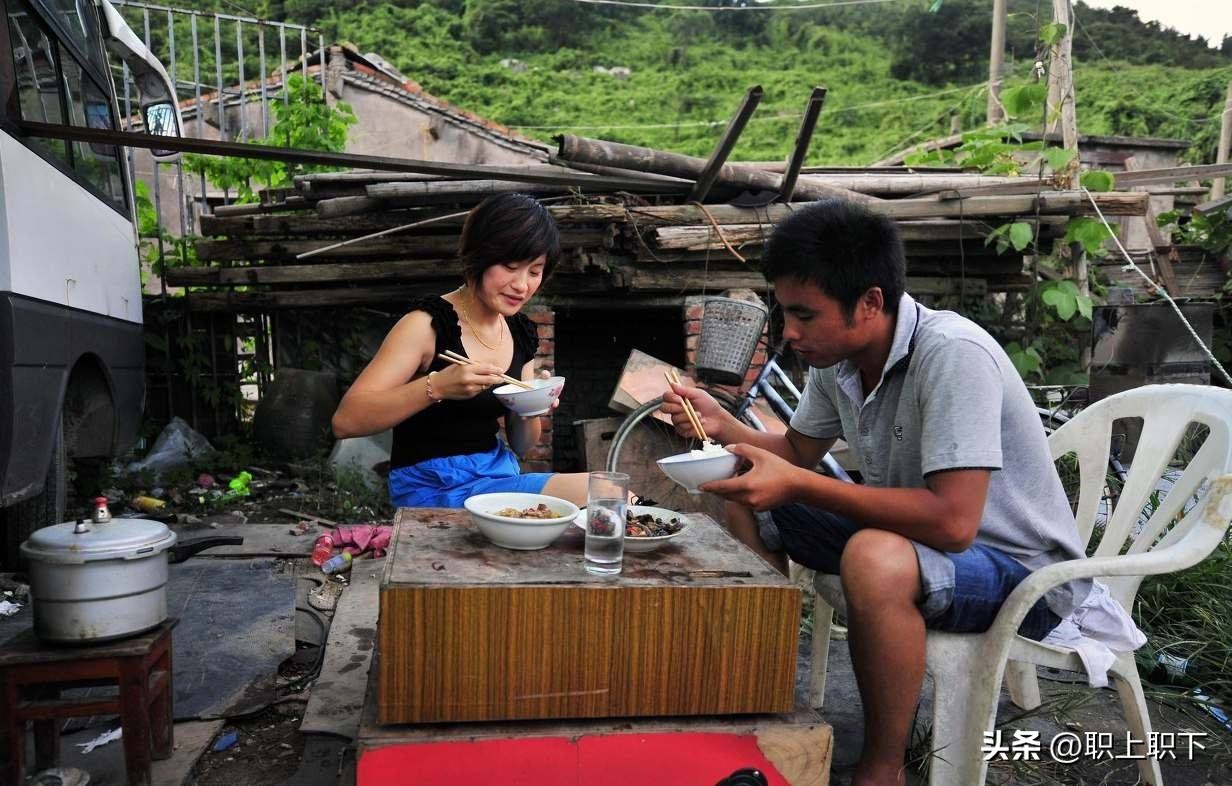 湖南邵阳夫妇在乡场镇给老人拍照月入过万,农村创业有五个风口