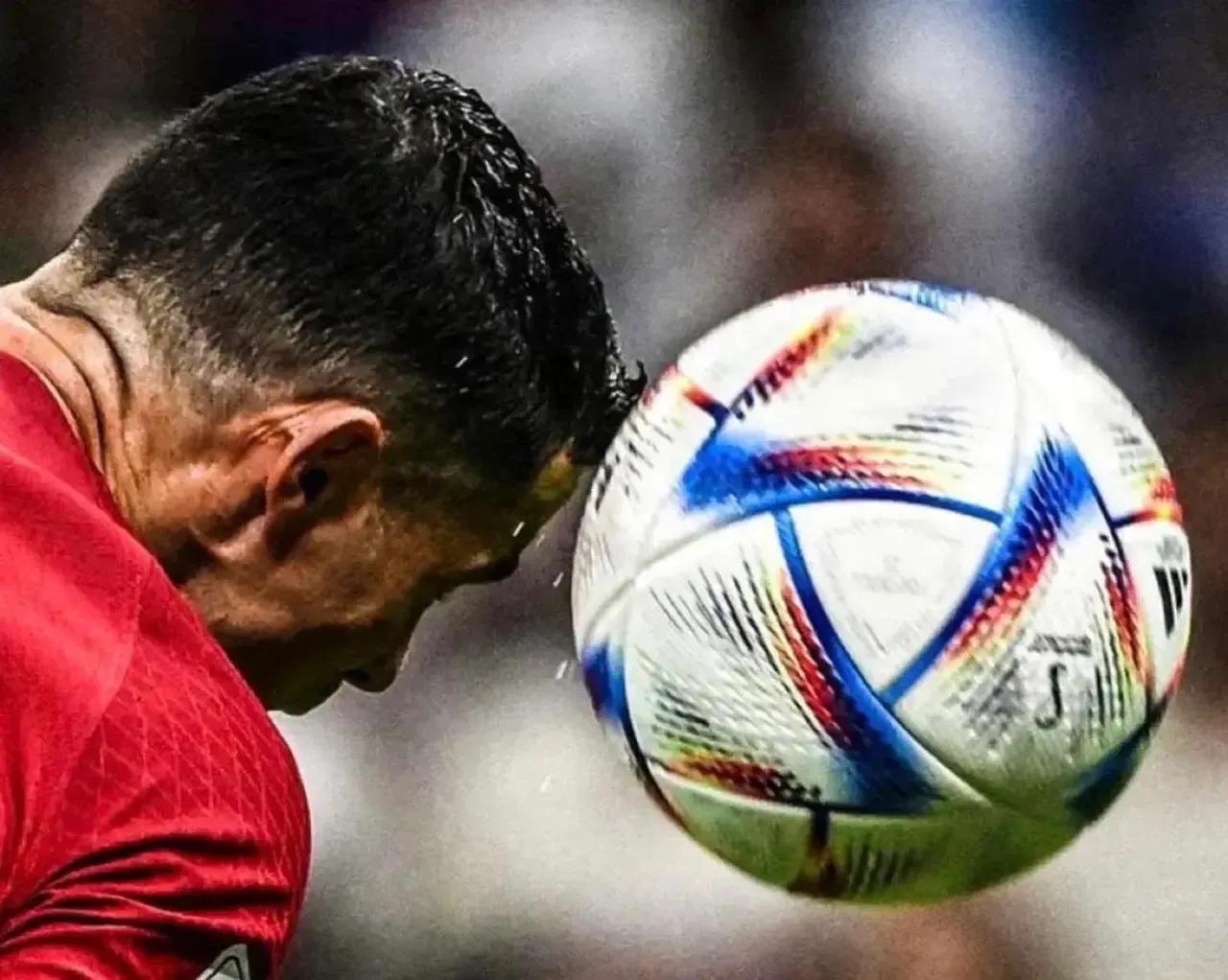 c罗投顶球精彩瞬间,c罗争金球奖概率