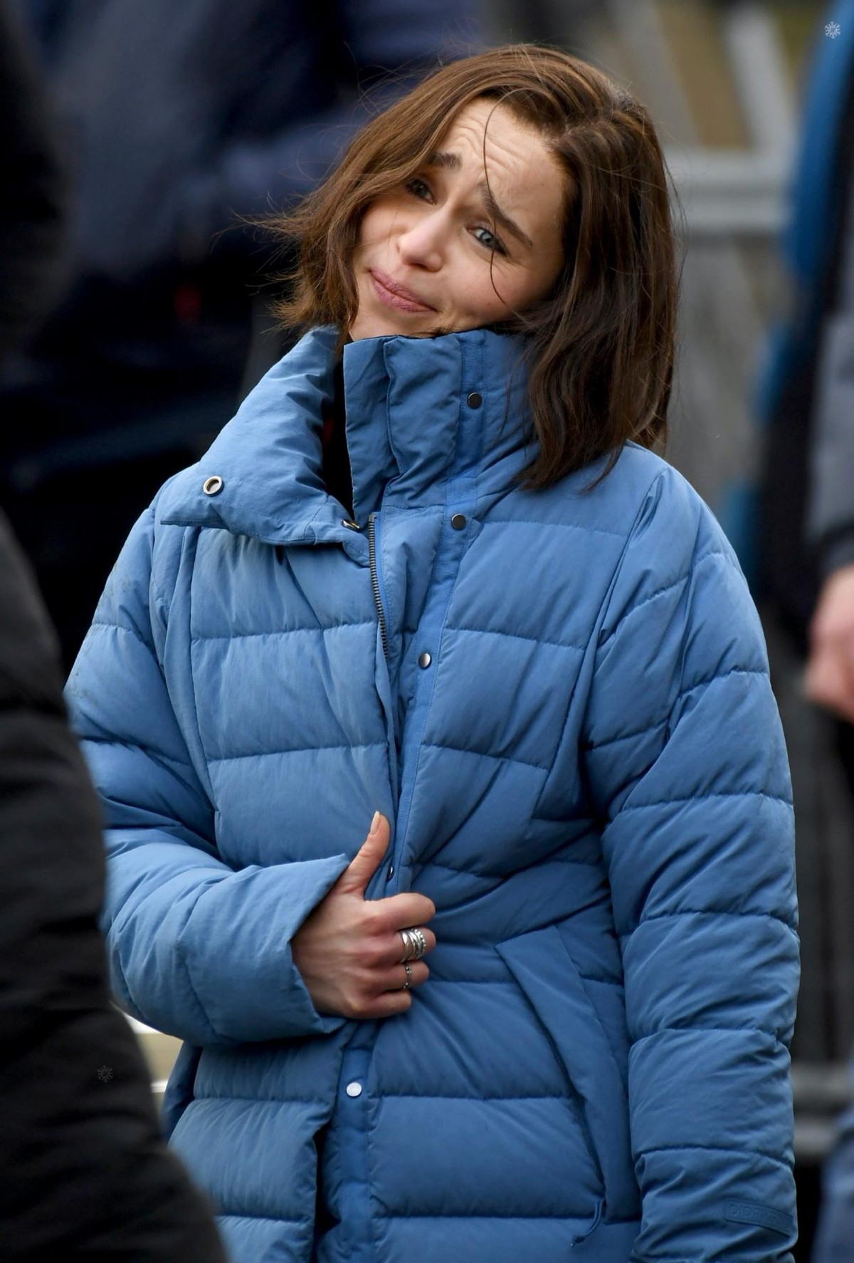 36岁龙妈瘦了好多！笑起来满脸表情纹，网友：龙妈一笑世界毁掉