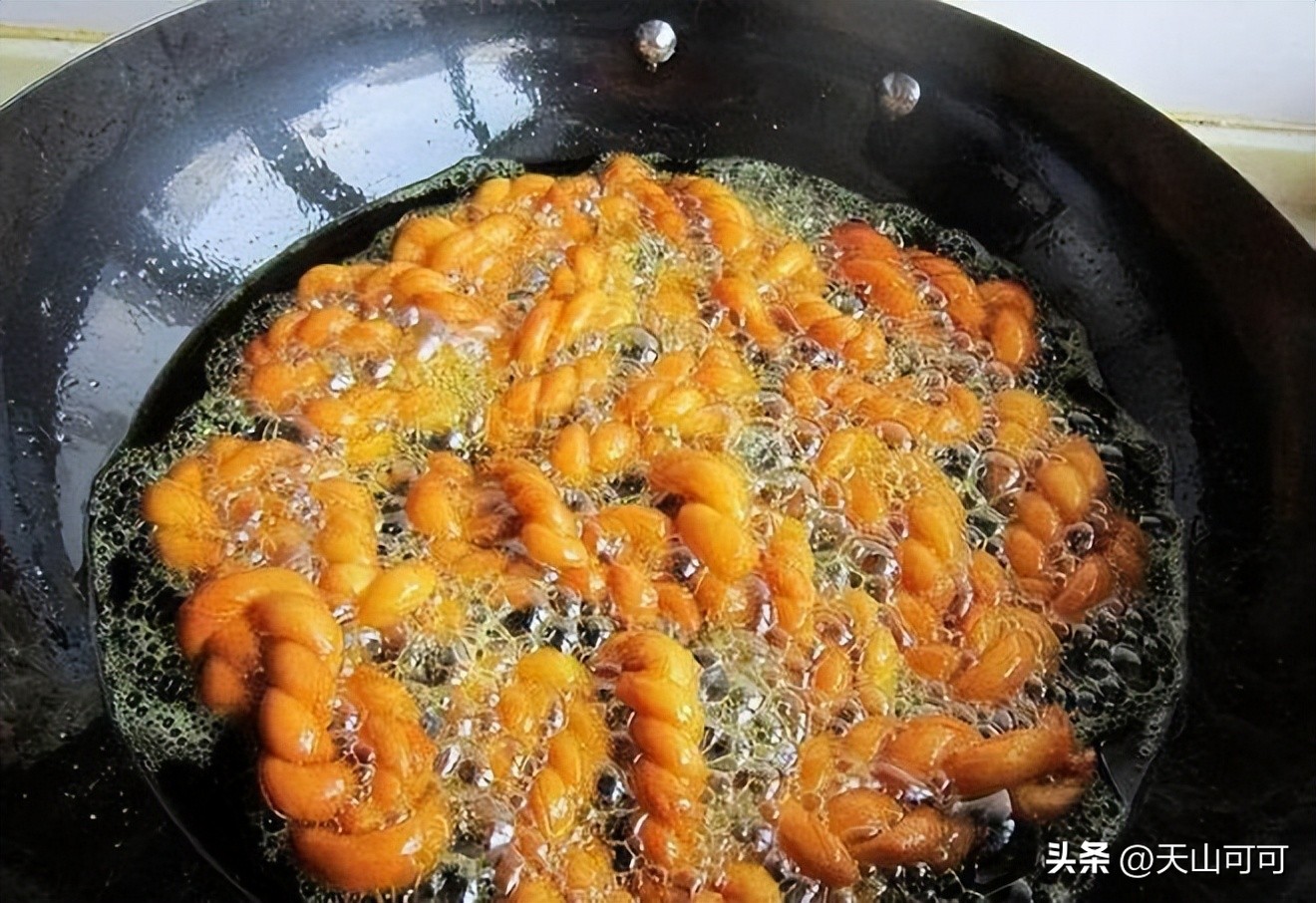 炸麻花怎么和面才酥脆好吃,炸麻花和面方法外酥里嫩教程