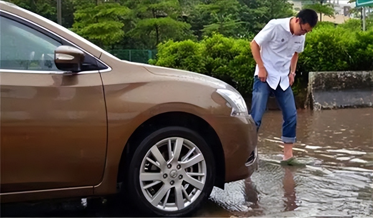 雨天过水路要注意什么,车辆过水时速度快还是慢要好
