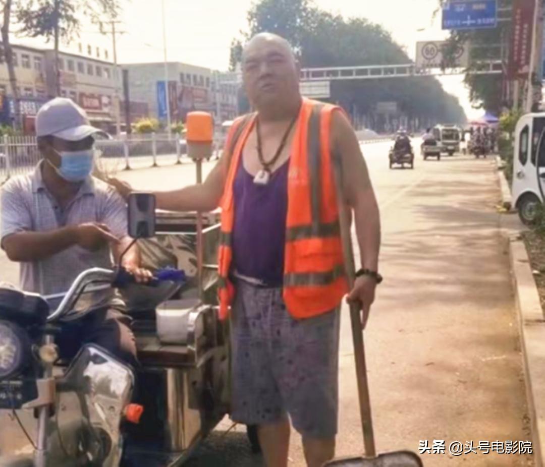 《魔幻手机》男主39岁当出租车司机？马路边吃盒饭，曾演葛优儿子