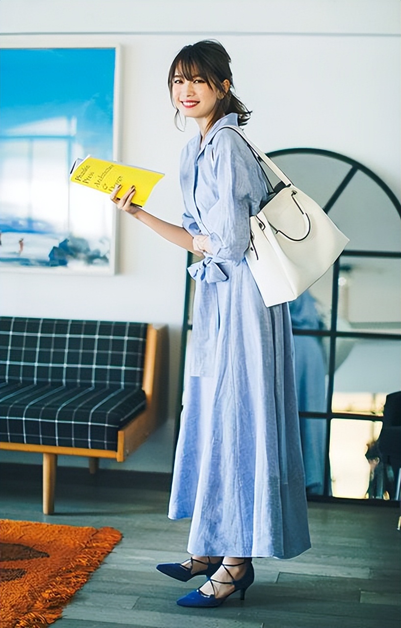 夏天穿蓝色一直很显白,夏天穿蓝色系穿搭