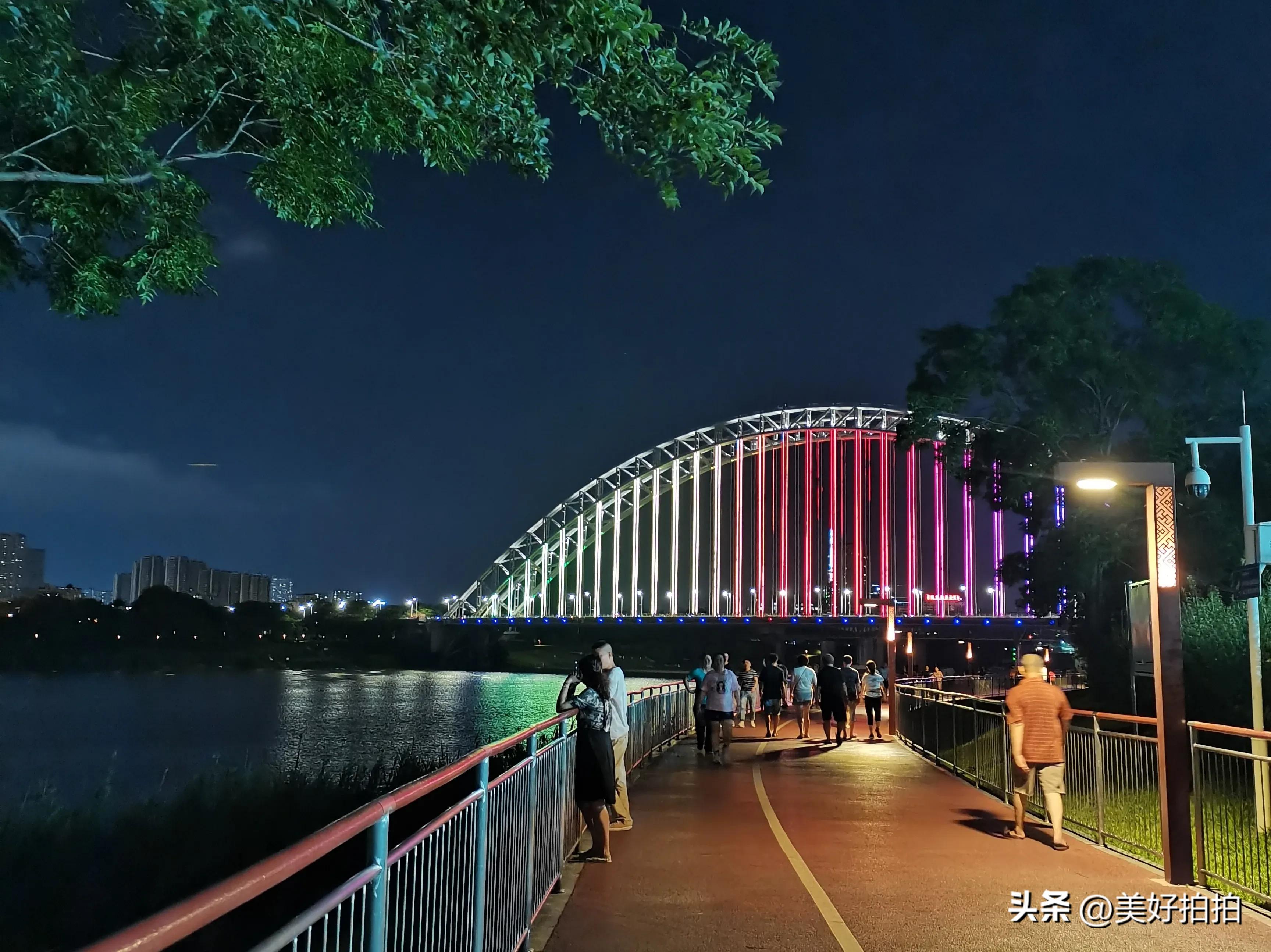 邕江边尽情放松,夜晚邕江边吹吹风