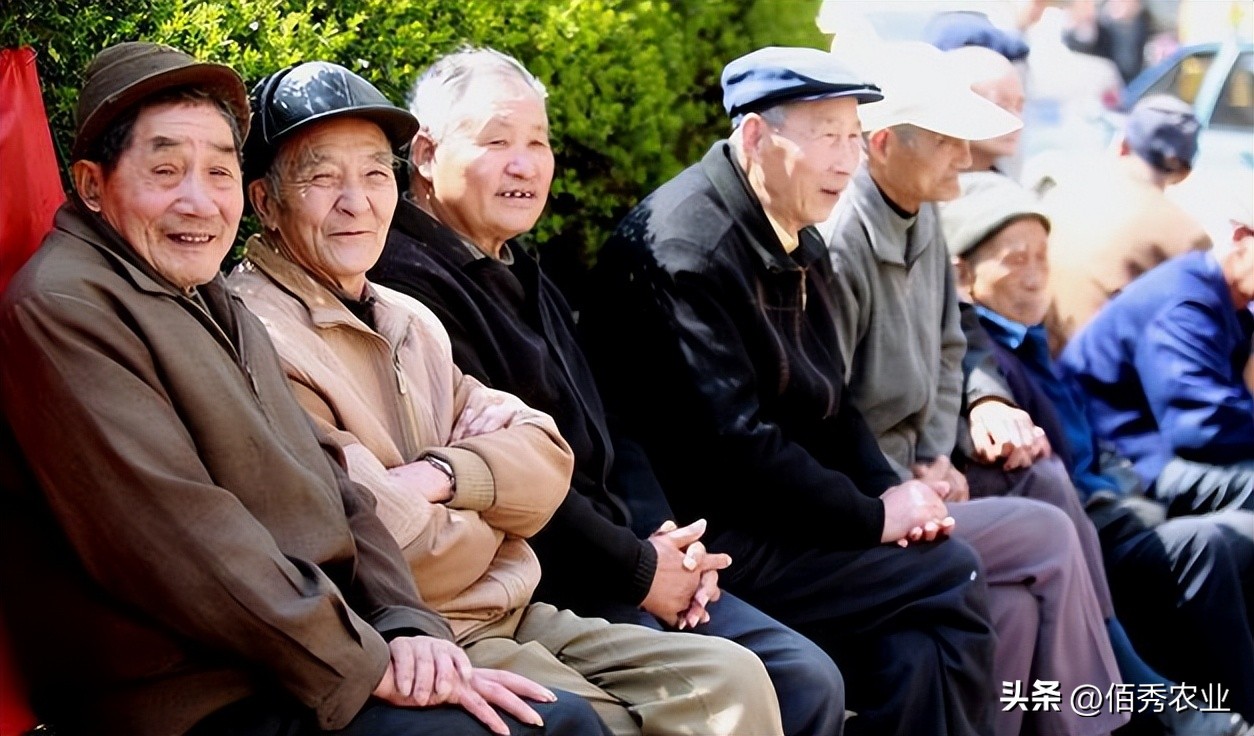 大量“赊酒人”扎堆农村，买酒先交定金，来年付尾款，有何猫腻？