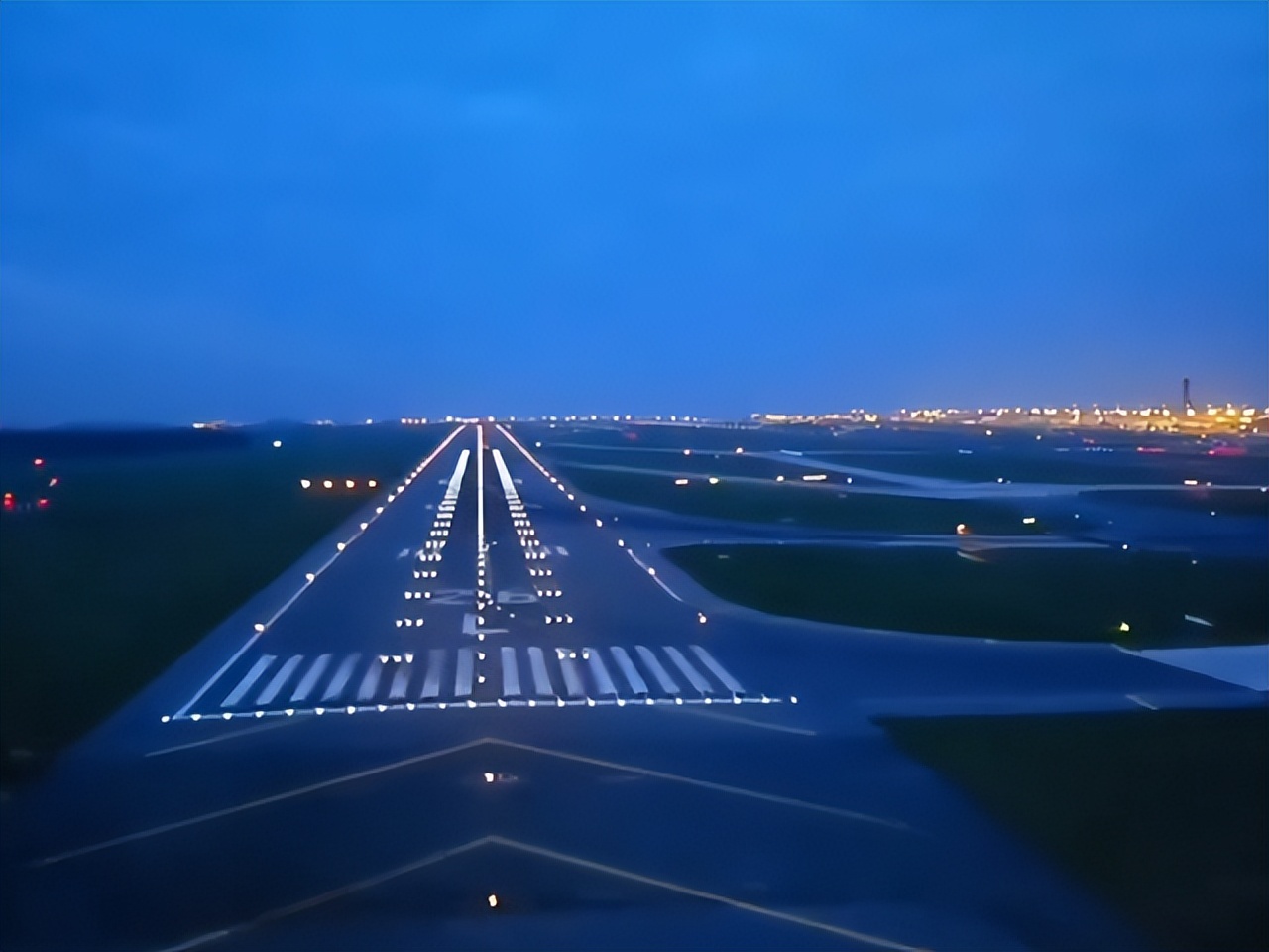 飞机降落速度那么快是如何减速的,飞机为什么能准确降落在跑道