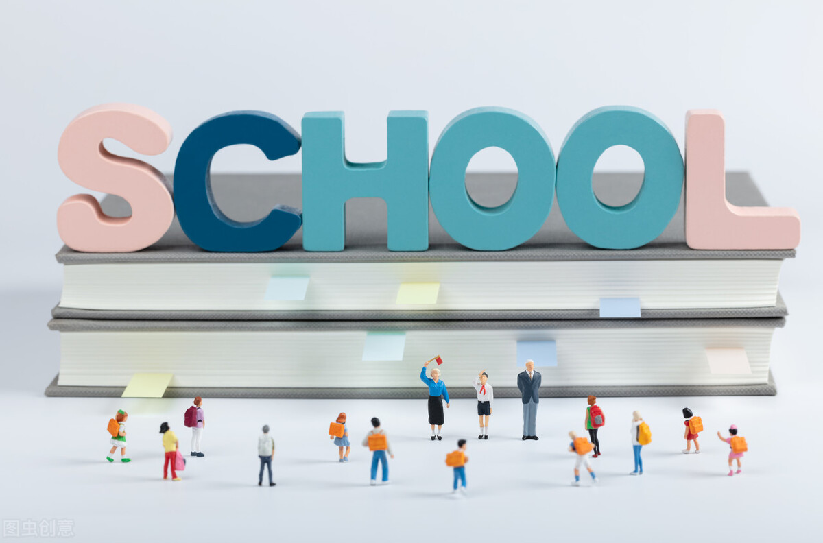 小学生自我介绍英语作文必背范文,小学生简短英语作文自我介绍