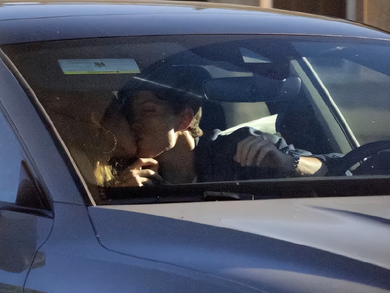 好莱坞顶流被讽脚臭，高跟鞋打脸，男神收割机把日子过成啥样了？