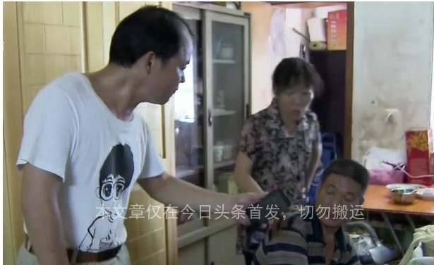 一个不到40平方的房子两任老公住,两任丈夫同住三十平米房中