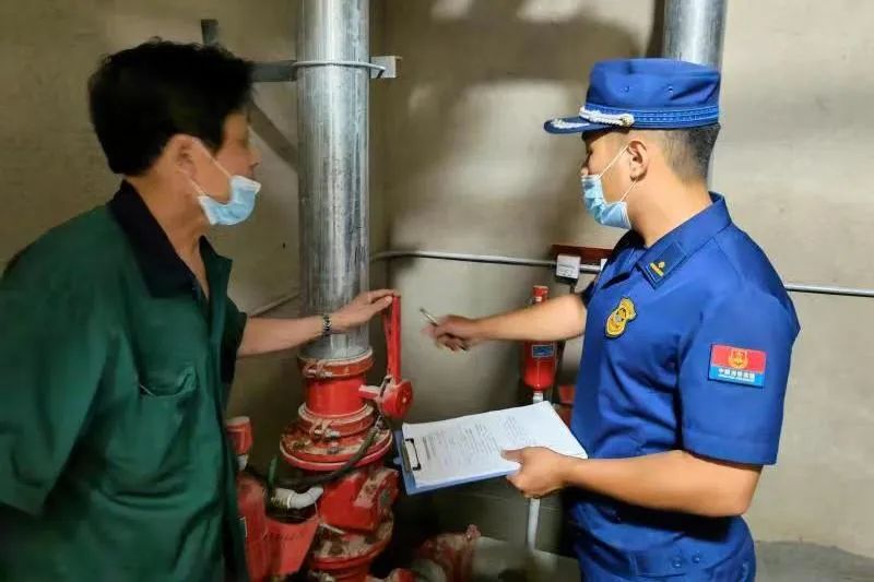 消防大队对党政大楼进行消防检查,消防大队开展消控室检查