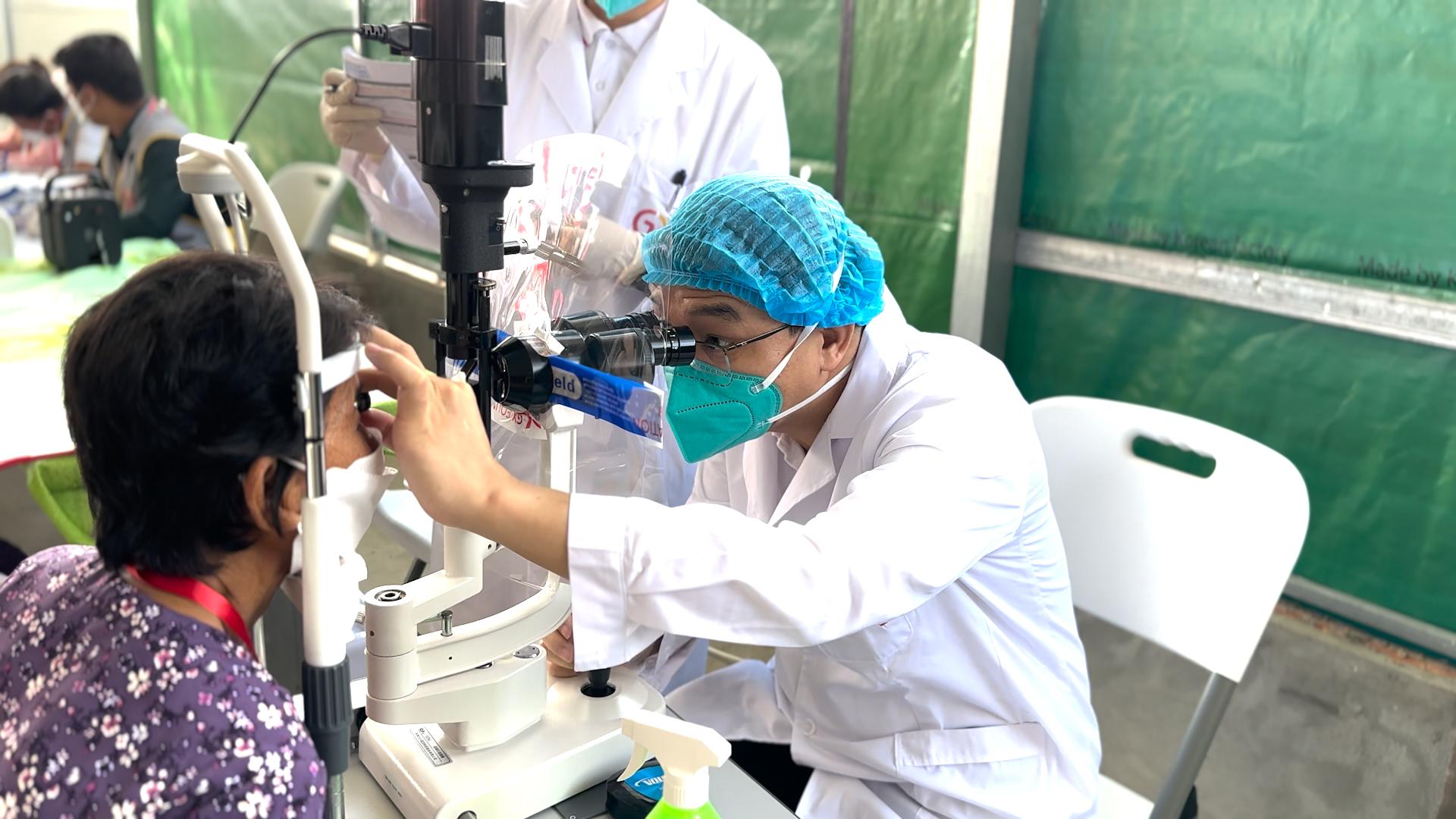 丝路盛放洋紫荆|港NGO联手内地医疗队出海扫“盲”50年柬埔寨白内障患者复明：我能看到了！
