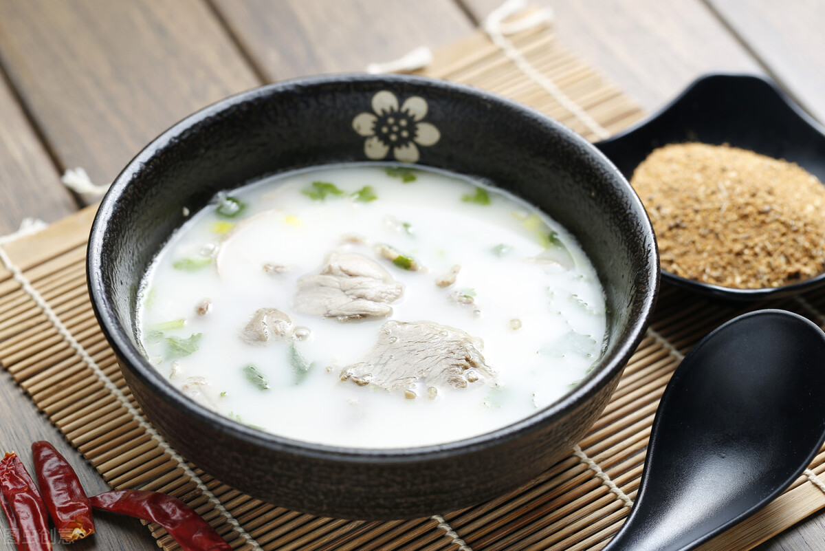 炖羊肉的正确方法与配料,炖羊肉只需三样料汤鲜肉香没膻味