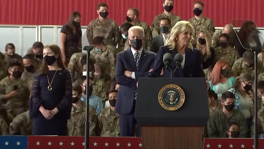 勇猛夫人吉尔：年近70还敢正面刚壮汉，只为守护她的瞌睡登