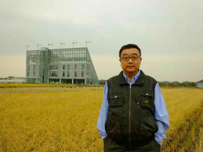 曾在高校任教，已是公司董事长，他让农民收入大幅增加，获中央电视台专访！