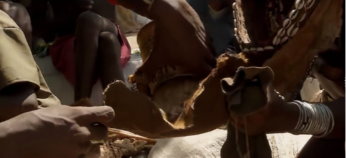 非洲的盐有多贵？200斤盐能换五头牛，但采盐工的艰辛难以想象