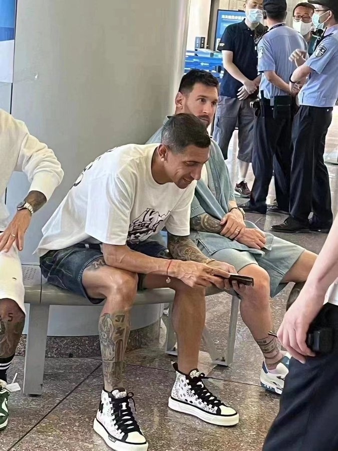 梅西首次到巴萨颠球,梅西开场任意球