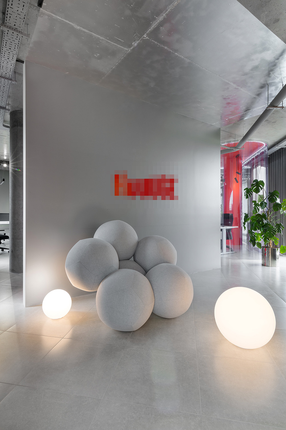 红蓝渐变手机游戏开发公司基辅办公设计欣赏