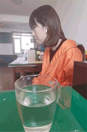 “老婆出差在宾馆给我发照片，桌子上那个是胶水吗？”哈哈哈哈